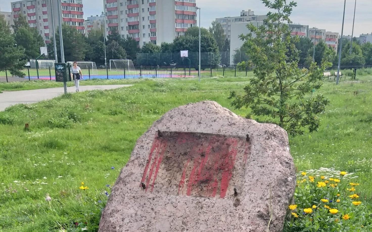 Установленную на камне плиту увезли на ремонт.