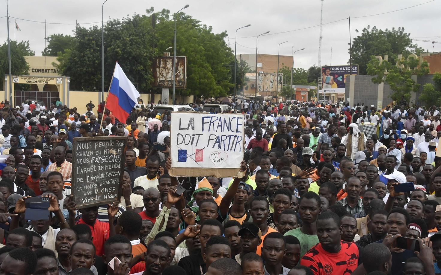 Nigeri riigipööret toetavad protestijad, ühel protestijal on Prantsusmaa vastu suunatud plakat ning ühel teisel Vene lipp
