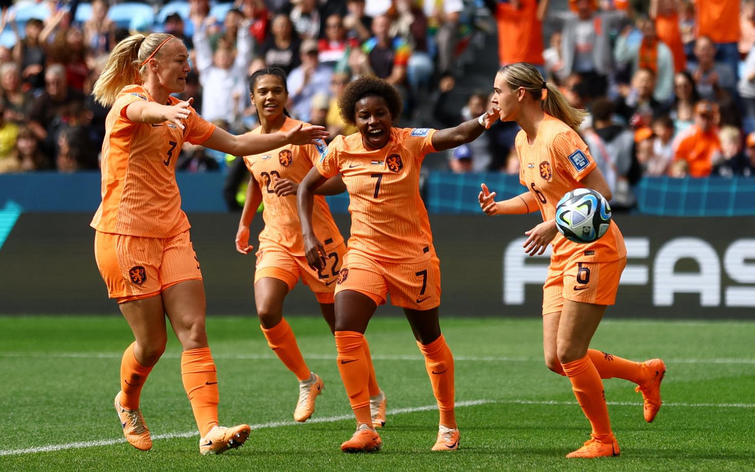 Hollandlannad väravat tähistamas