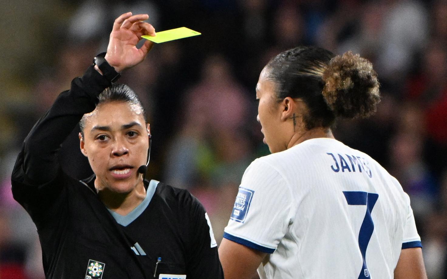 Algselt näidati Lauren Jamesile kollast kaarti