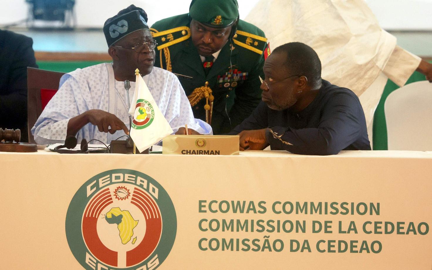 ECOWAS-i eesistuja ja Nigeeria president Bola Ahmed Tinubu (pildil vasakpoolne) rääkimas Omar Tourayga