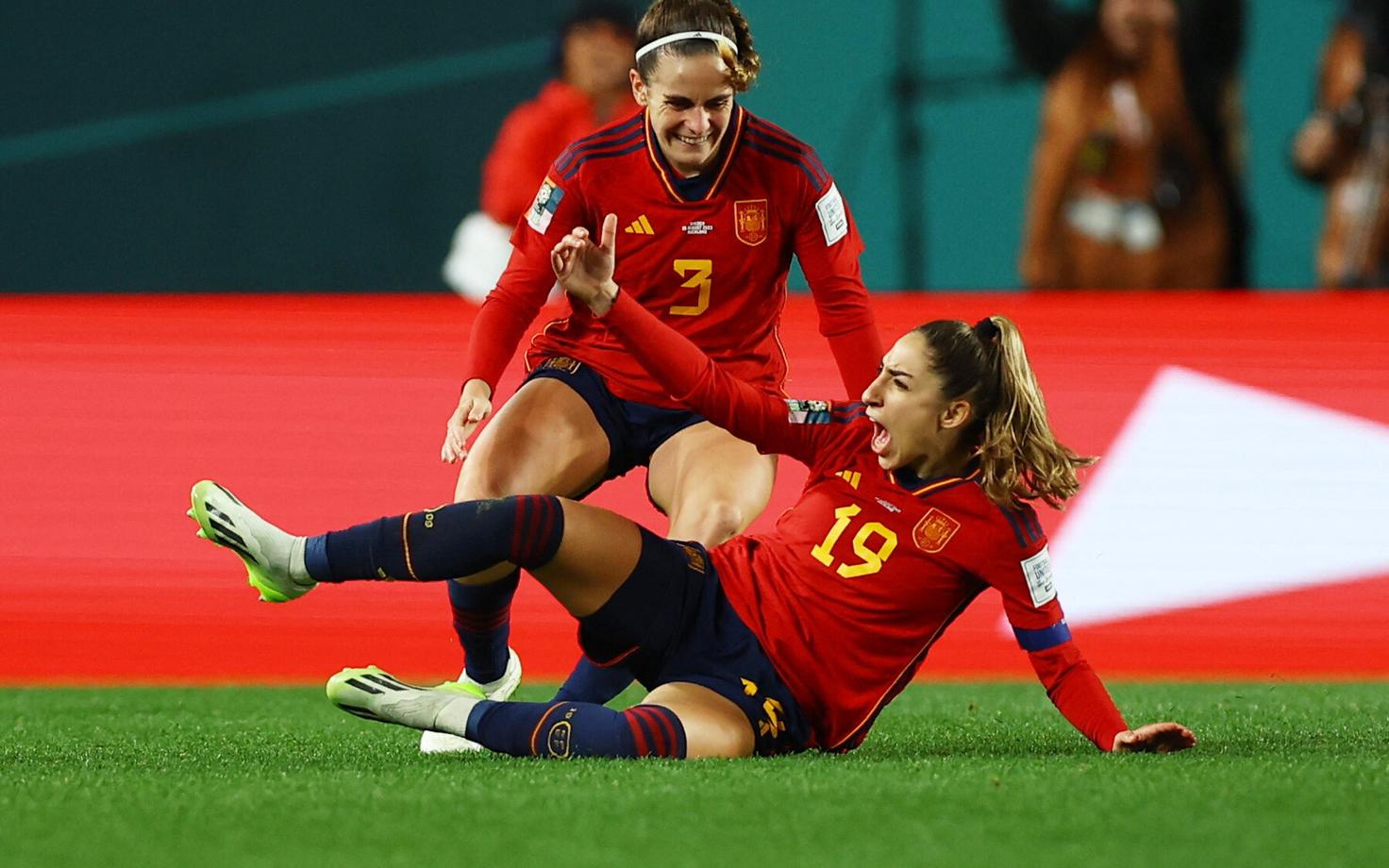 Võiduvärava autor Olga Carmona (#19) ning Teresa Abelleira