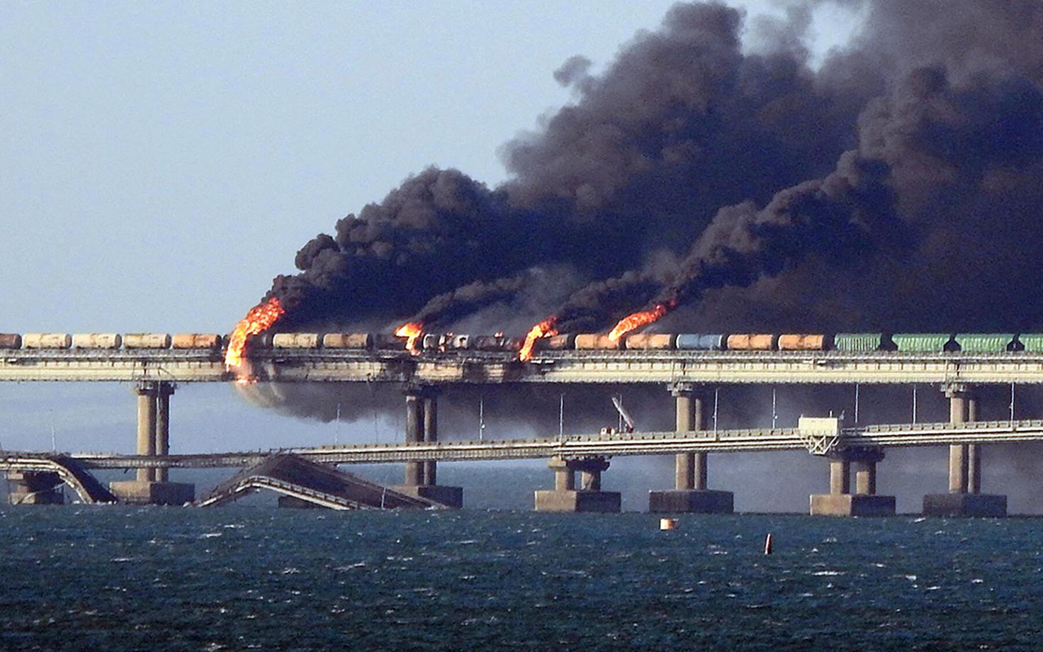 Горящий Крымский мост после подрыва начиненного взрывчаткой грузовика в октябре 2022 года.