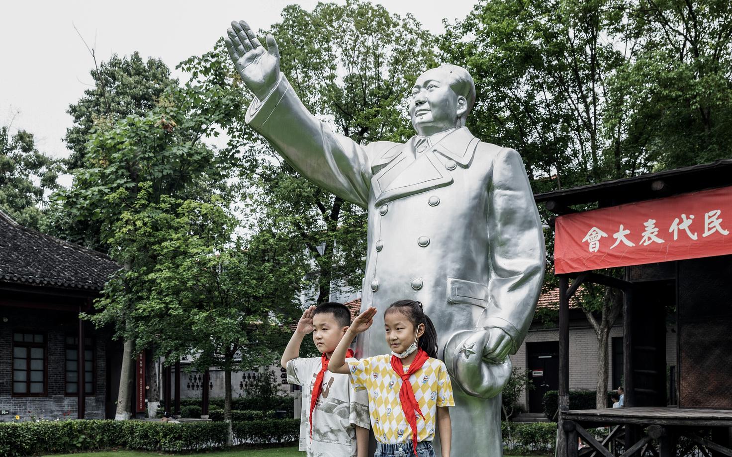 Hiina lapsed Mao Zedongi kuju eest Wuhanis selle aasta juuli alguses