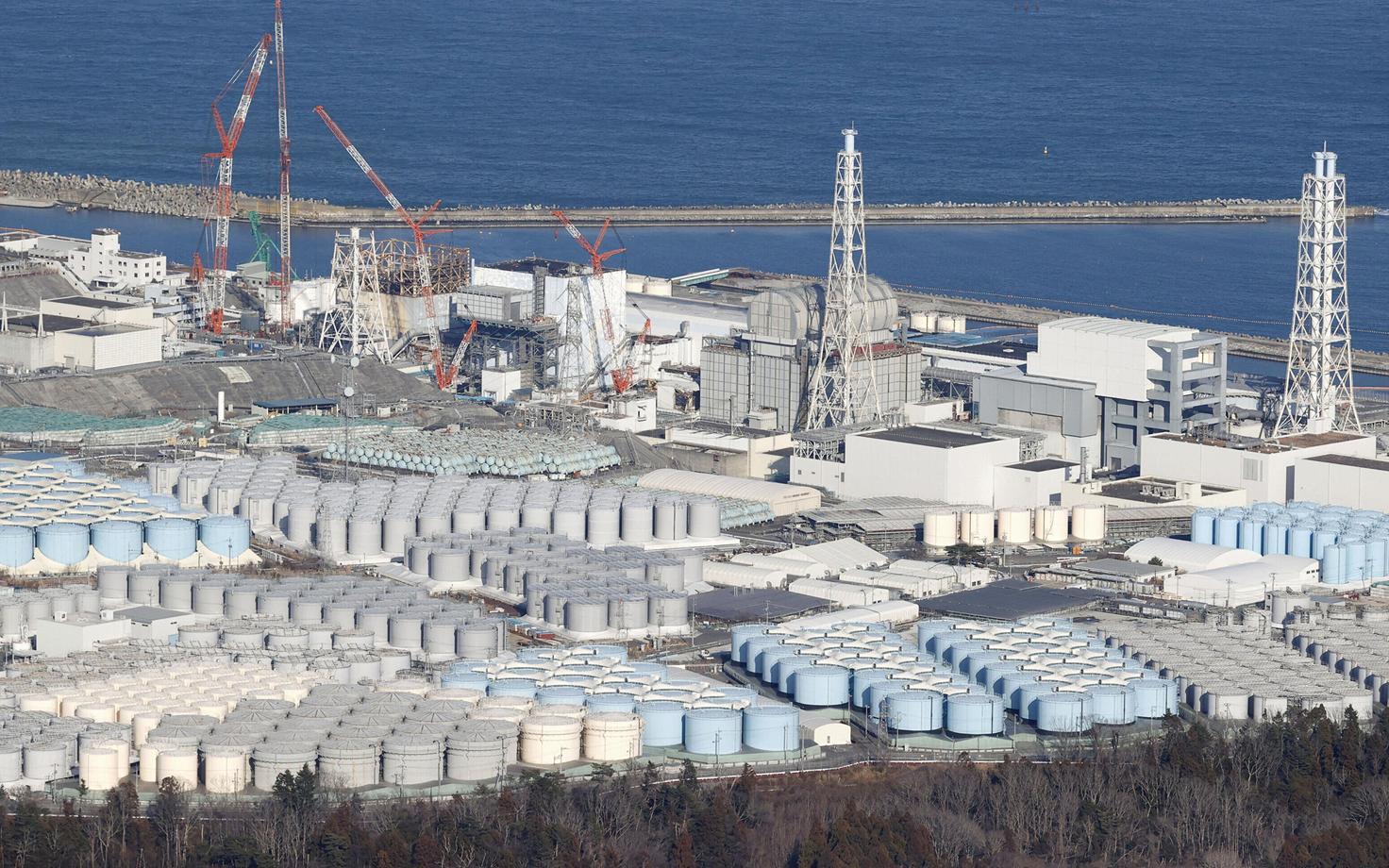 Vaade ülalt Fukushima tuumajaamale, kus on näha mitmeid veepaake