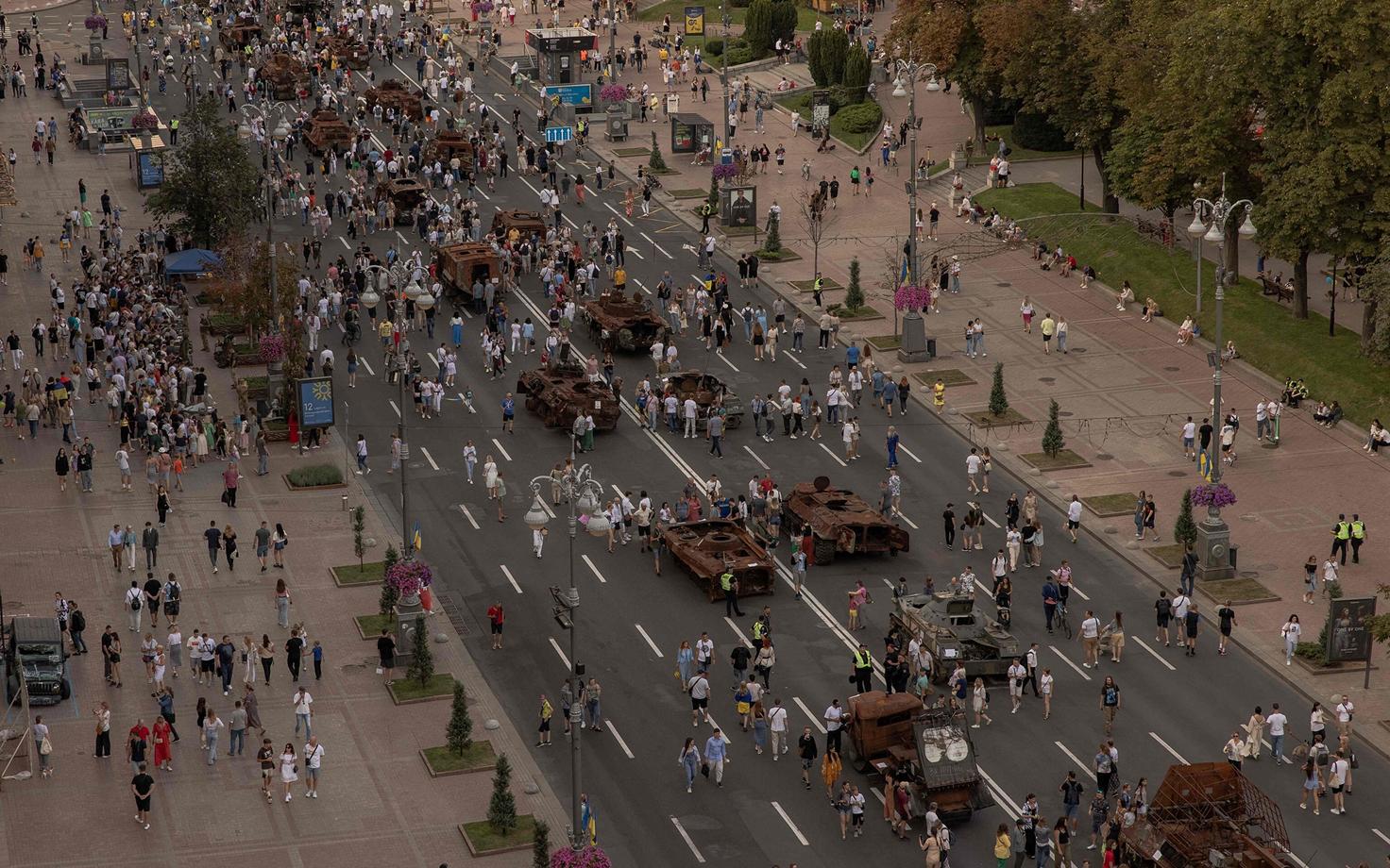 Ukrainlased külastamas Kiievis Khreššatõki tänavat, kuhu on Ukraina iseseisvuspäeva tähistamiseks toodud kokku hävinud Vene sõjatehnika