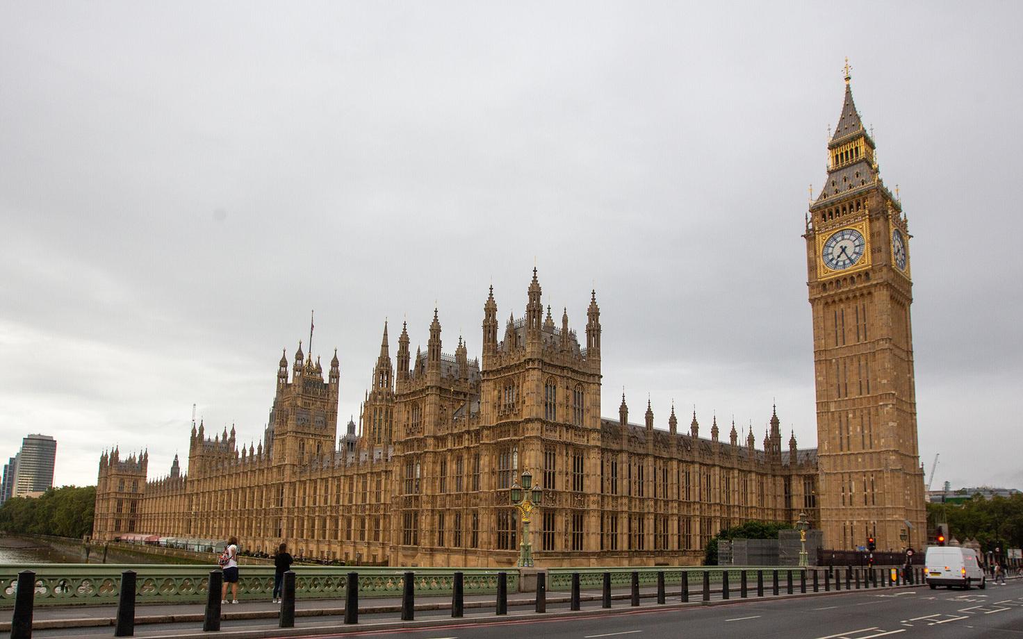 Вид на здание британского парламента с Вестминстерского моста.