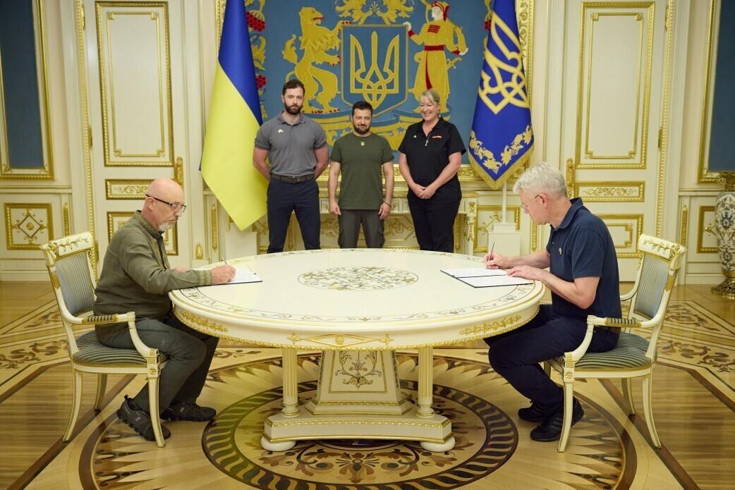 Ukraina kaitseminister Oleksi Reznikov ja BAE Systems tegevjuht Charles Woodburn sõlmisid ühe kokkuleppe kahest