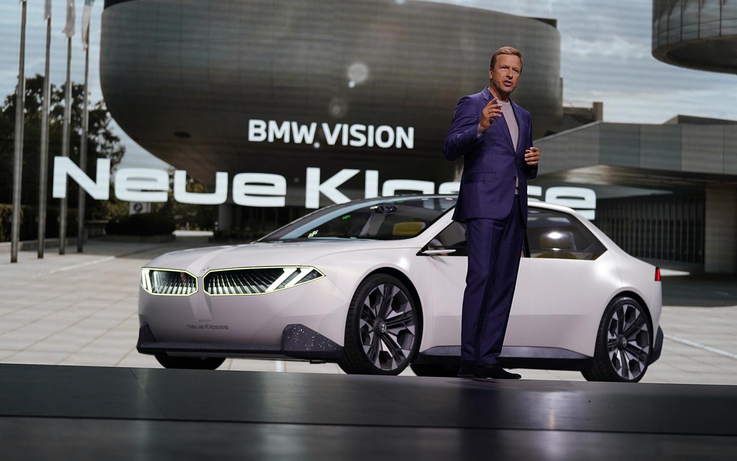 Глава BMW Оливер Ципсе представляет новую концепцию электромобиля Neue Klasse.