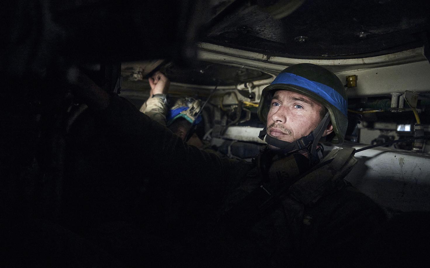 Ukraina sõdur soomuki sees Bahmuti rinde lähistel