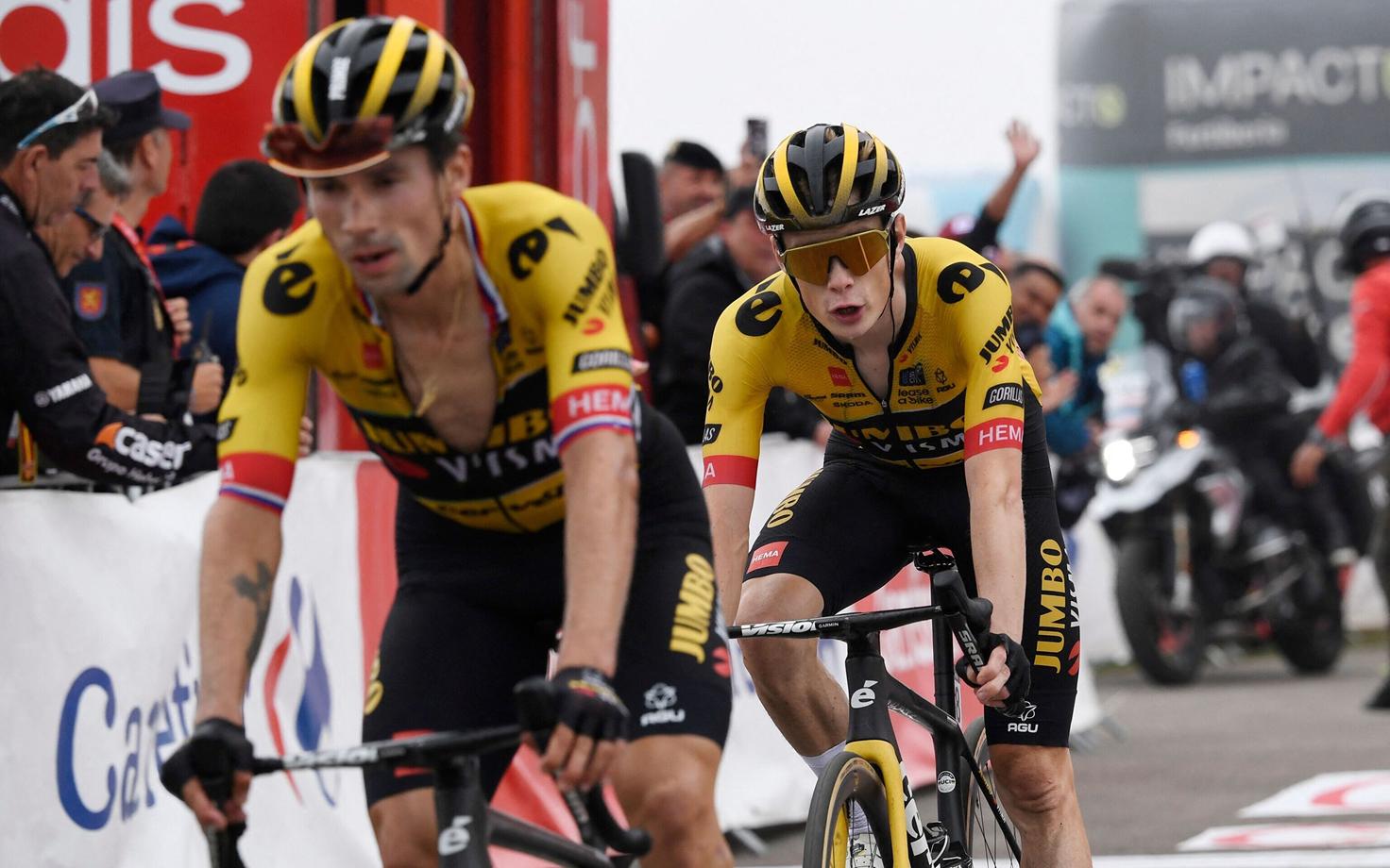 Primož Roglic ja Jonas Vingegaard 17. etapi finišis.
