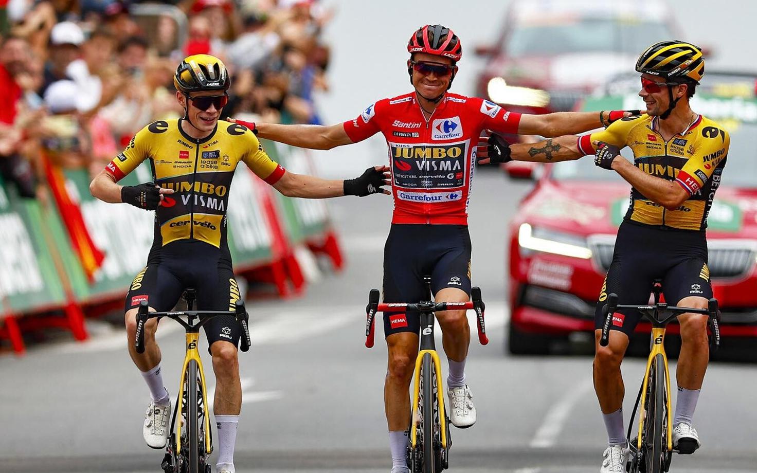 Jumbo-Visma trio Hispaania velotuuri eelviimase etapi finišis (vasakult Jonas Vingegaard, Sepp Kuss, Primož Roglic)