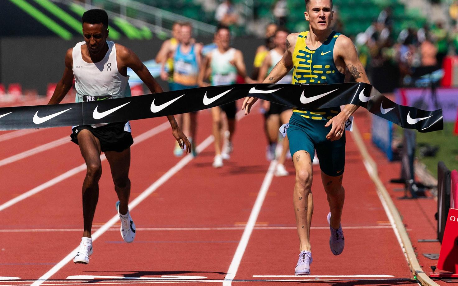Yared Nuguse (paremal) ja Jakob Ingebrigtsen jooksid ajalooliselt kiire miili