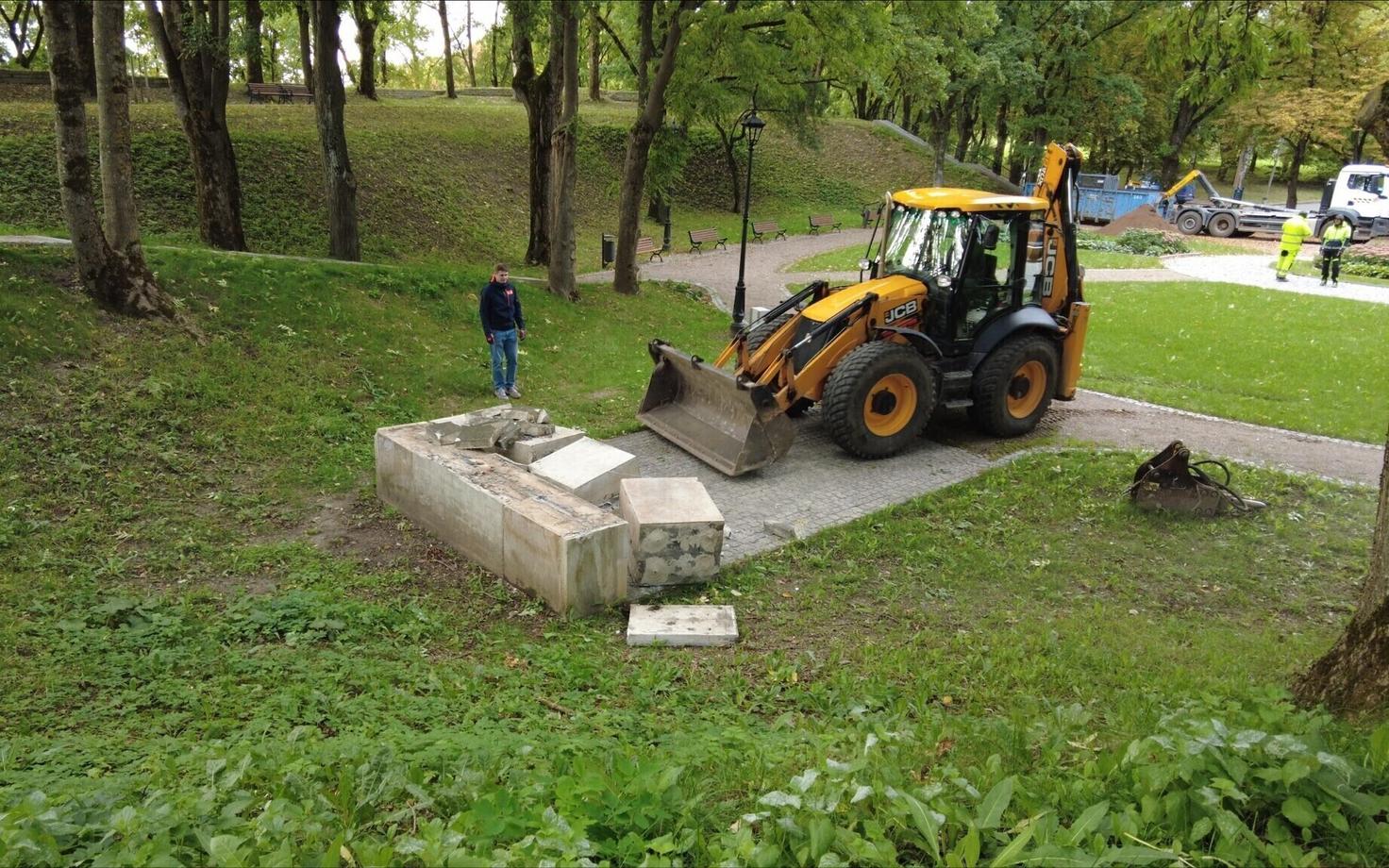 Narva Pimeaias asunud punaväelaste monumendi demonteerimine.