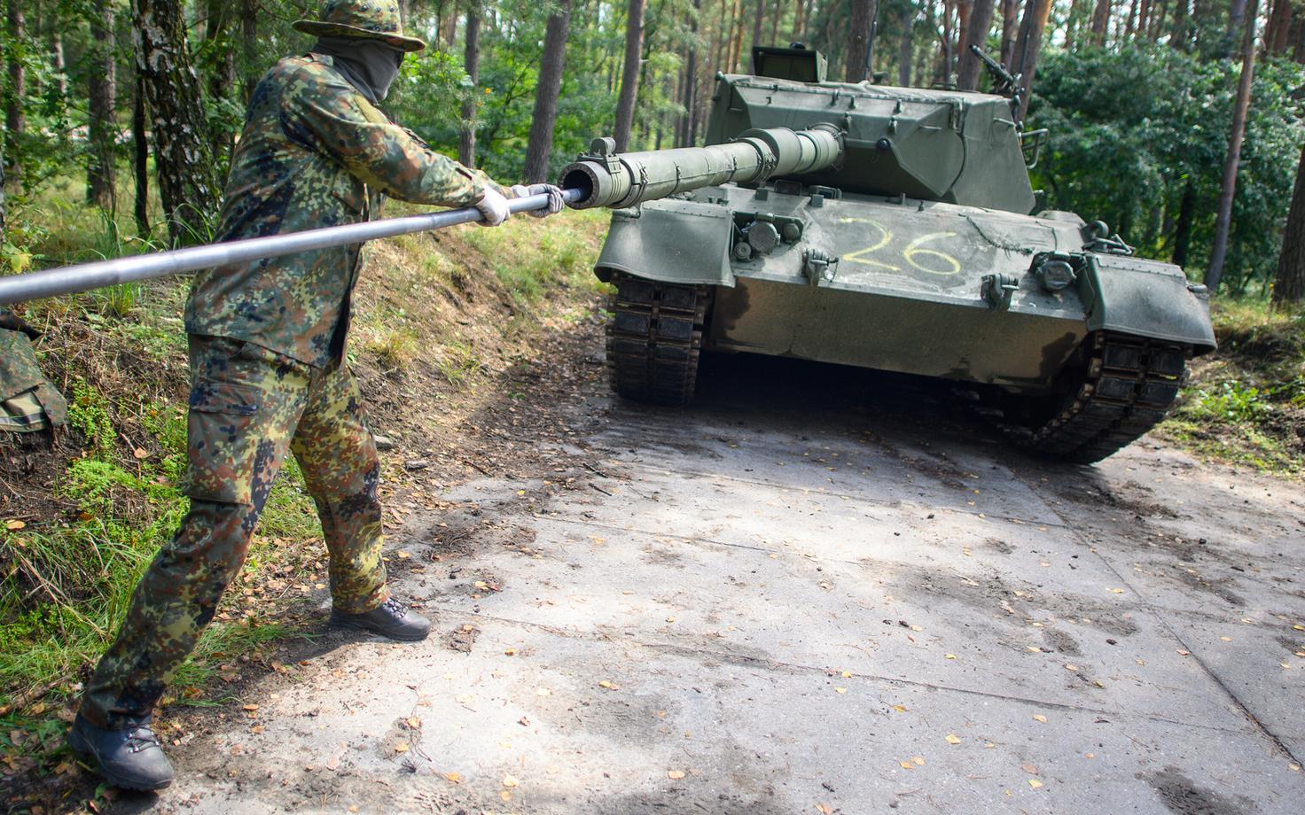 Ukraina sõjaväelane ja Leopard 1 tank