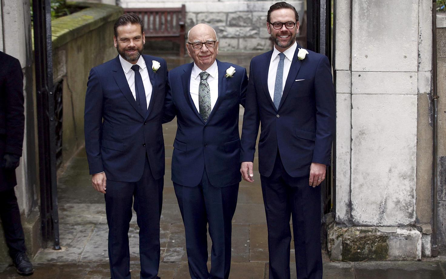 Rupert Murdoch keskel koos oma poegade Lachlani (vasakul) ja Jamesiga 2016. aastal.
