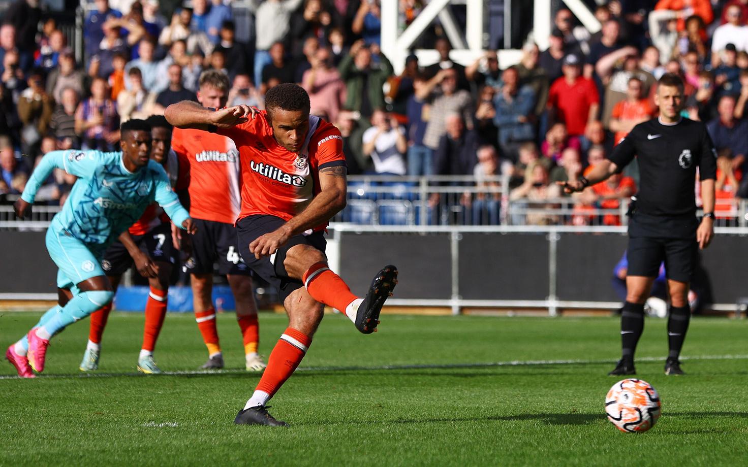 Lutoni viigivärava lõi penaltist Carlton Morris