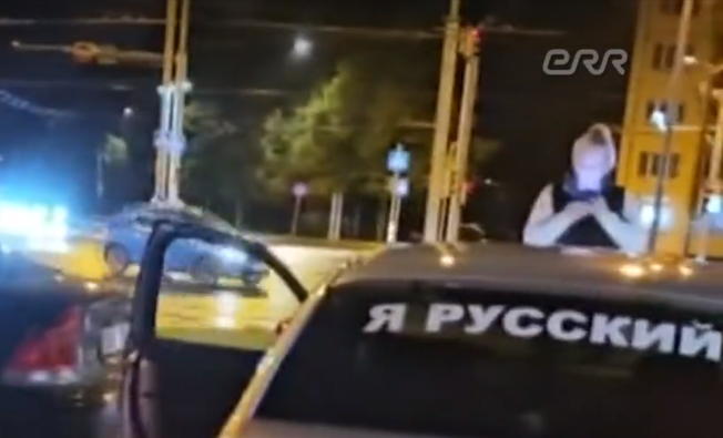 По улицам ездят автомобили с надписью