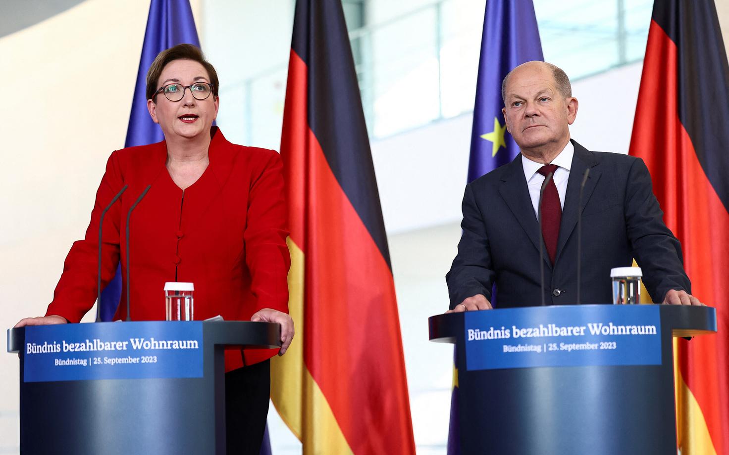 Saksa kantsler Olaf Scholz ja elamumajandusminister Klara Geywitz esmaspäeval valitsuse seisukohti tutvustamas.