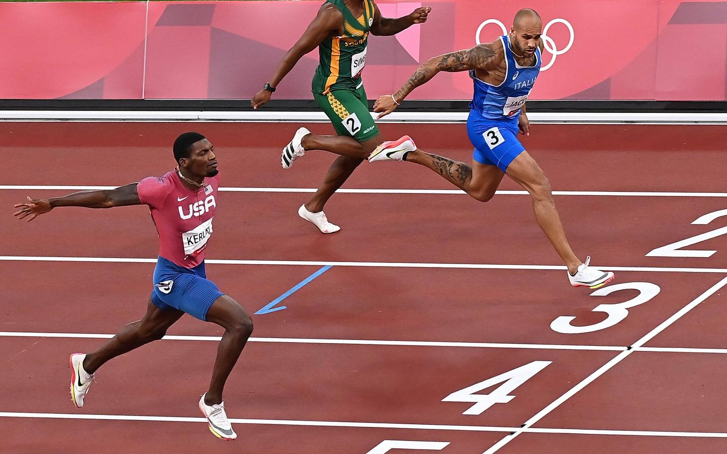 Tokyo olümpiamängude 100 meetri jooksu finaal: Marcell Jacobs (#3) edestab viiendal rajal jooksnud Fred Kerleyt