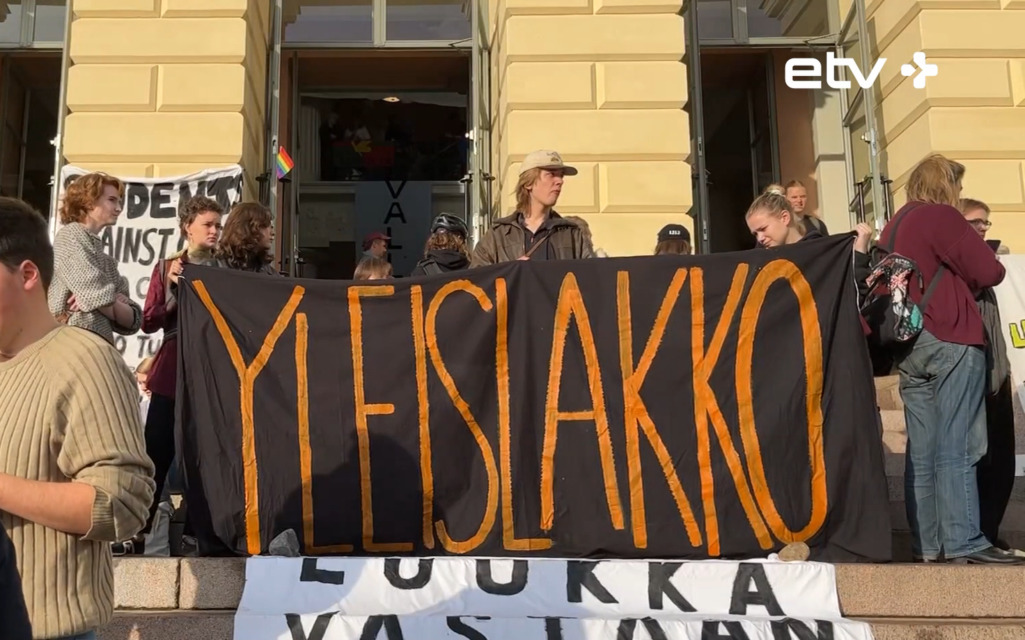Студенты в Финляндии протестуют против политики сокращений.