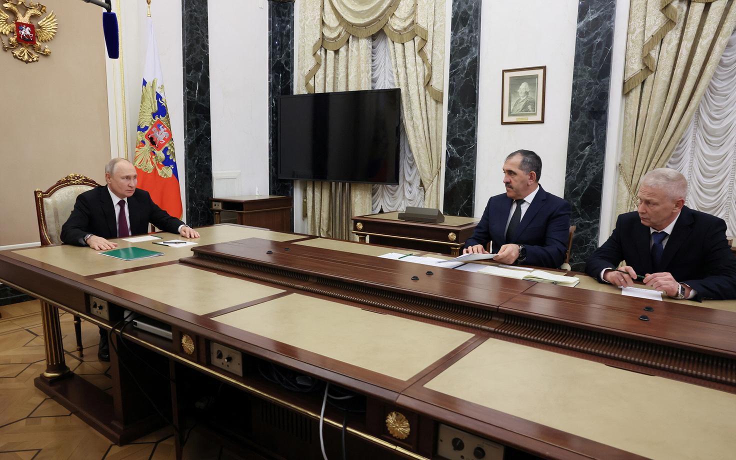 Vladimir Putin kohtus asekaitseminister Junus-Bek Jevkurovi ja Andrei Troševiga