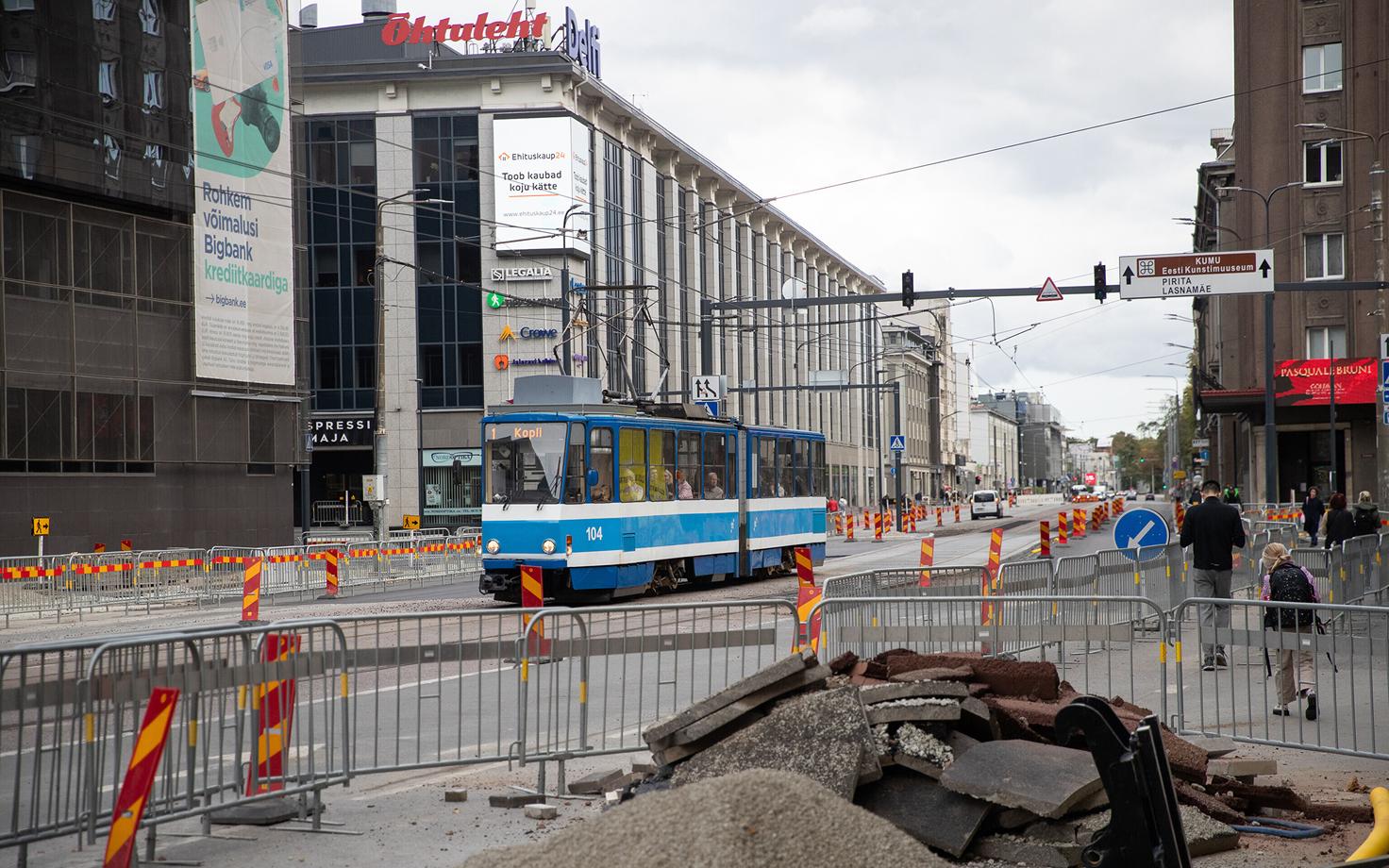 Трамвай в центре Таллинна.