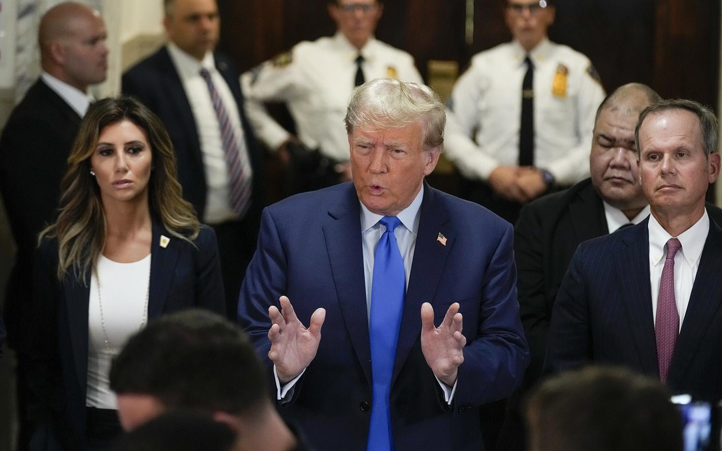 Donald Trump esinemas ajakirjanike ees enne kohtuistungit New Yorgis.
