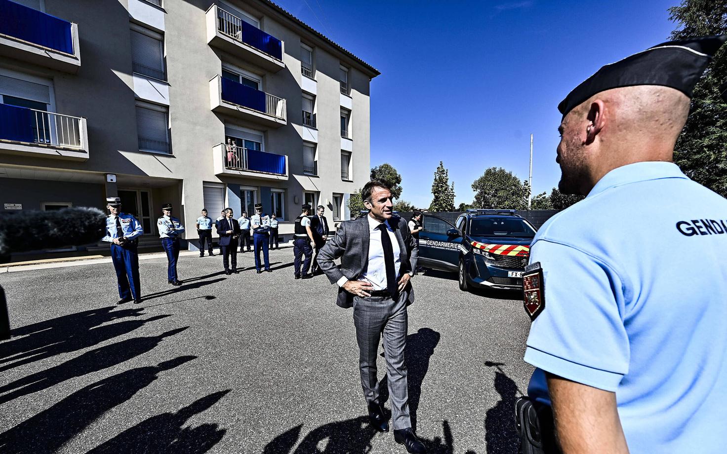 Emmanuel Macron ja Prantsuse sandarmeeria