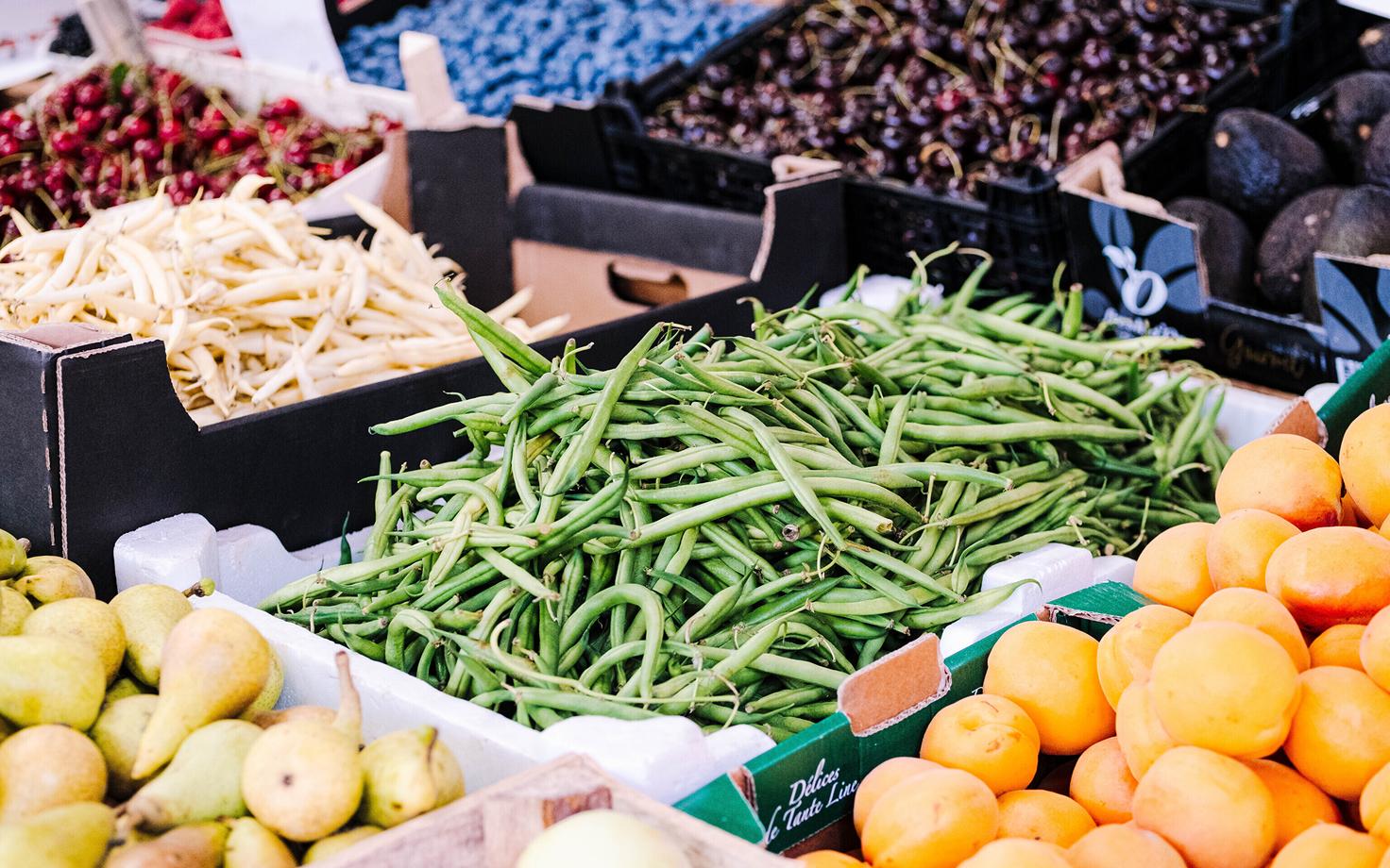 Продукты питания подорожали за год примерно на 10%.