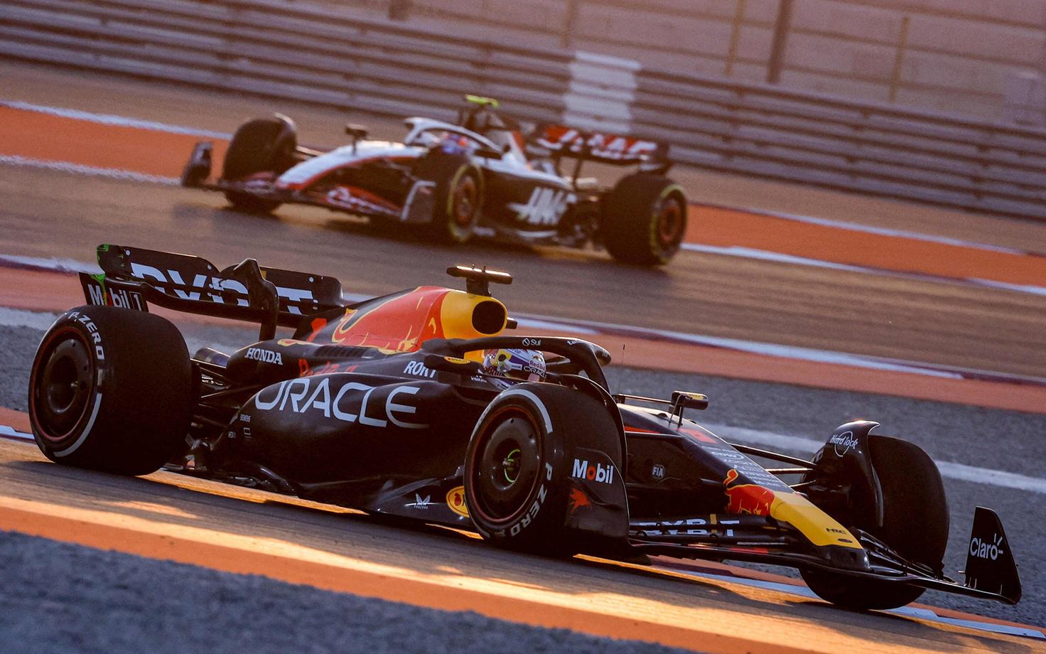 Max Verstappen (esiplaanil) Lusaili ringrajal