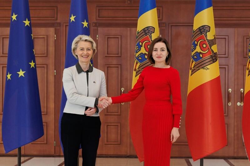 Президент Молдовы Майя Санду (справа) приняла председателя Еврокомиссии Урсулу фон дер Ляйен.