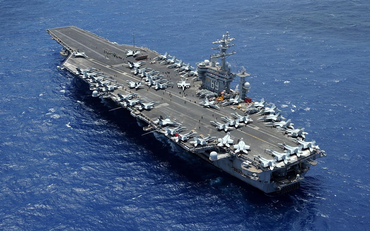 Американский авианосец USS Dwight D. Eisenhower.