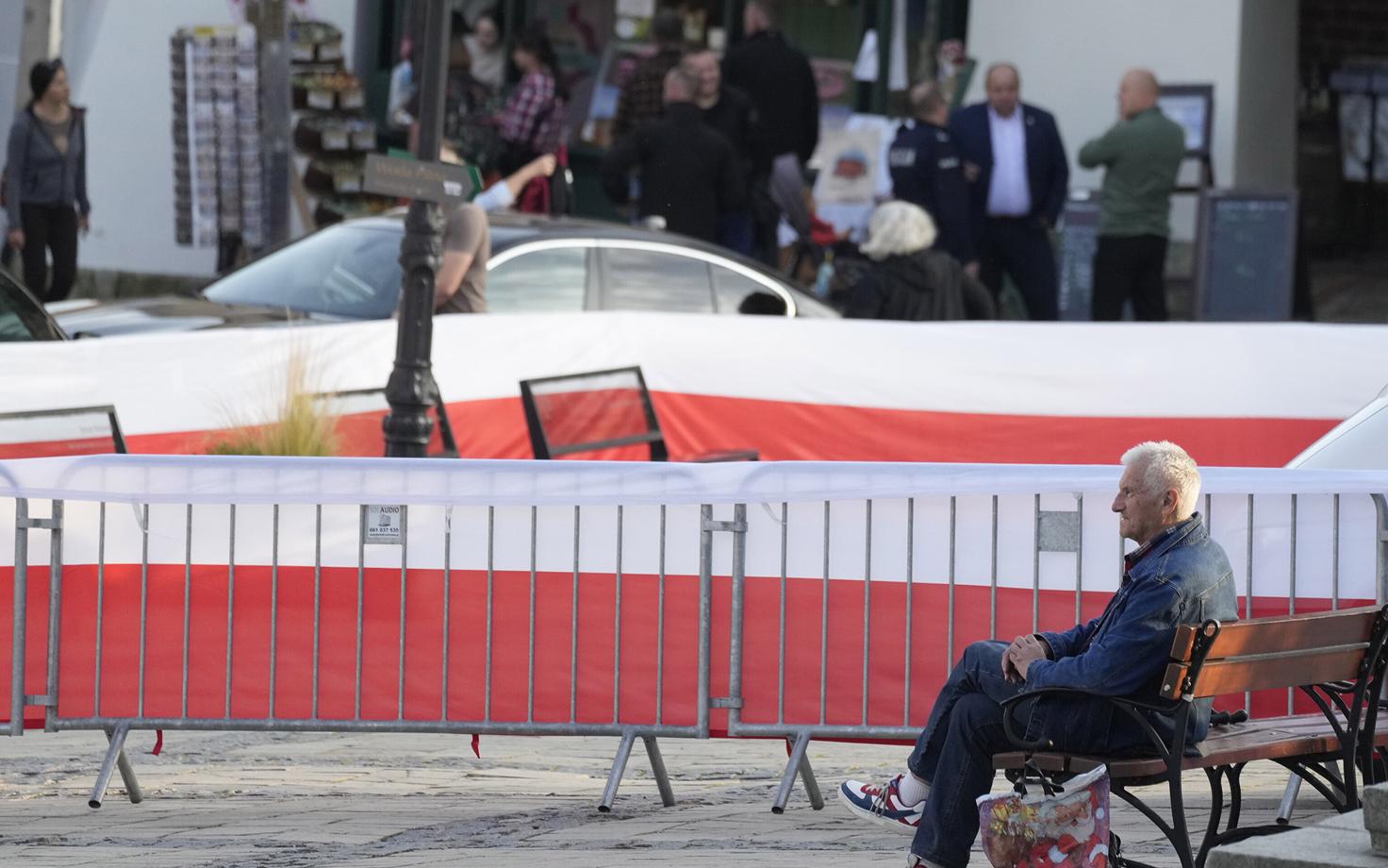 Mees jälgimas valimiskoosolekut Sandomierzi linnas.