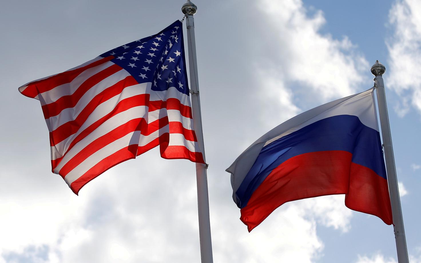 USA ja Venemaa lipud. Venemaal vahistati USA kodanikust ajakirjanik