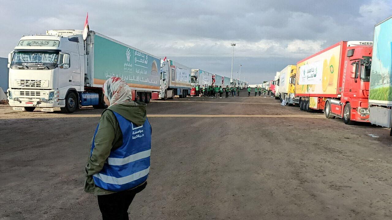 Veokid huminataarabiga Ediptuse ja Gaza piiril.