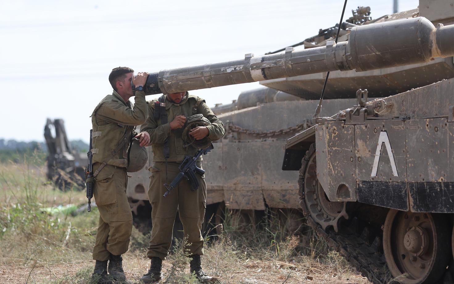 Iisraeli kaitseväe sõdurid töötavad tanki kallal Lõuna-Iisraelis