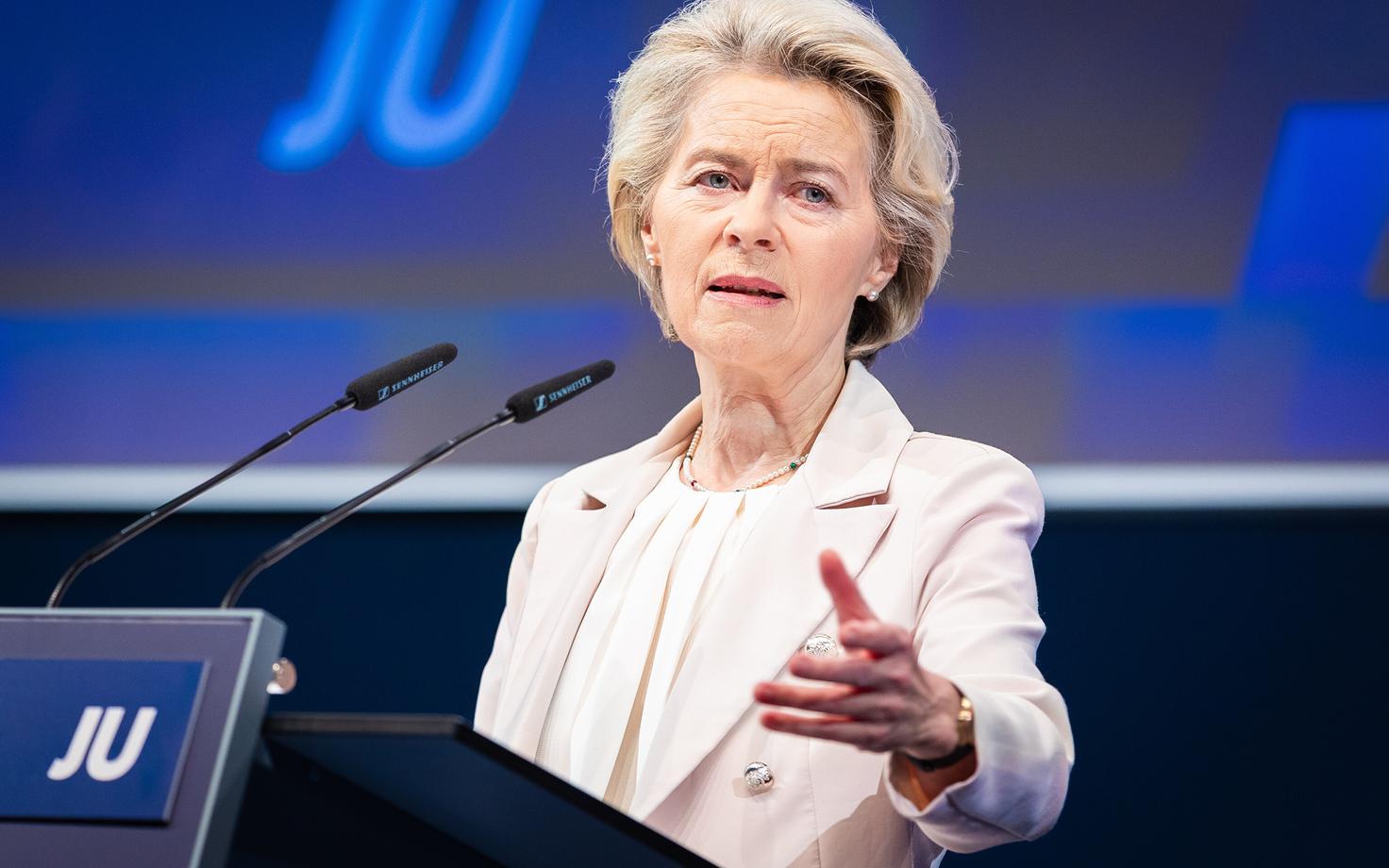 Ursula von der Leyen esinemas kõnega saksa kristlike demokraatide noortekogu ees