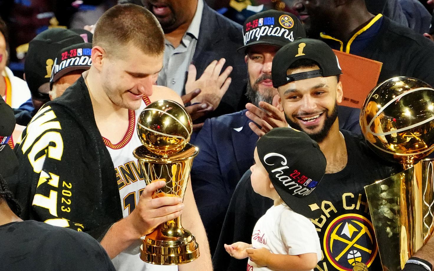 Nikola Jokic ja Jamal Murray NBA meistrikarikatega