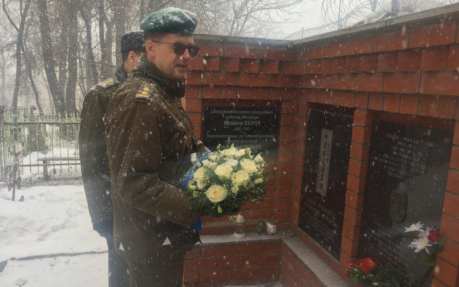 Представители посольства Эстонии в 2019 году у мемориала жертвам советских репрессий. Таблички на мемориале были среди прочего посвящены Йохану Лайдонеру и Мечисловасу Рейнису.