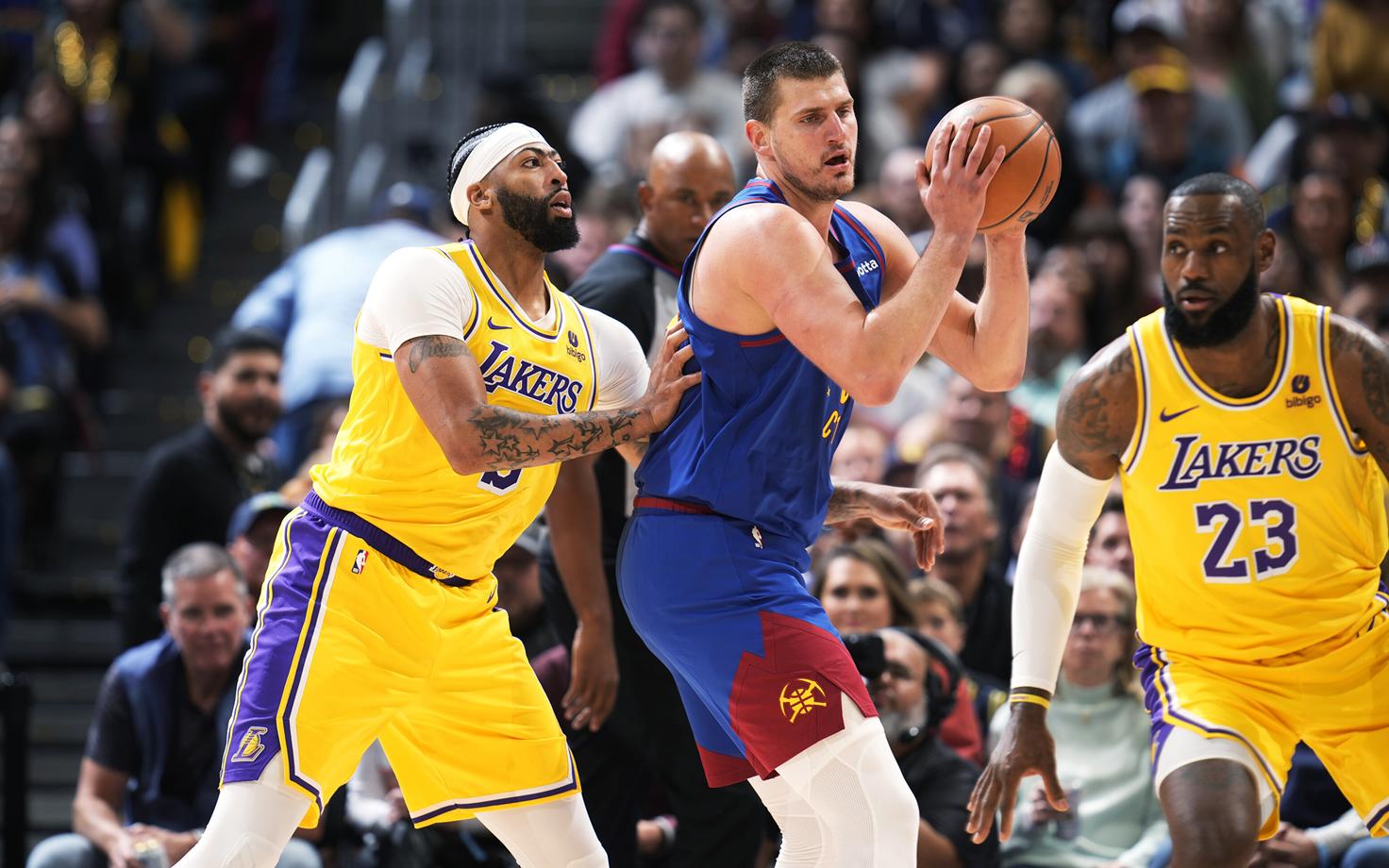 Anthony Davis ja LeBron James piiramas Nikola Jokicit.