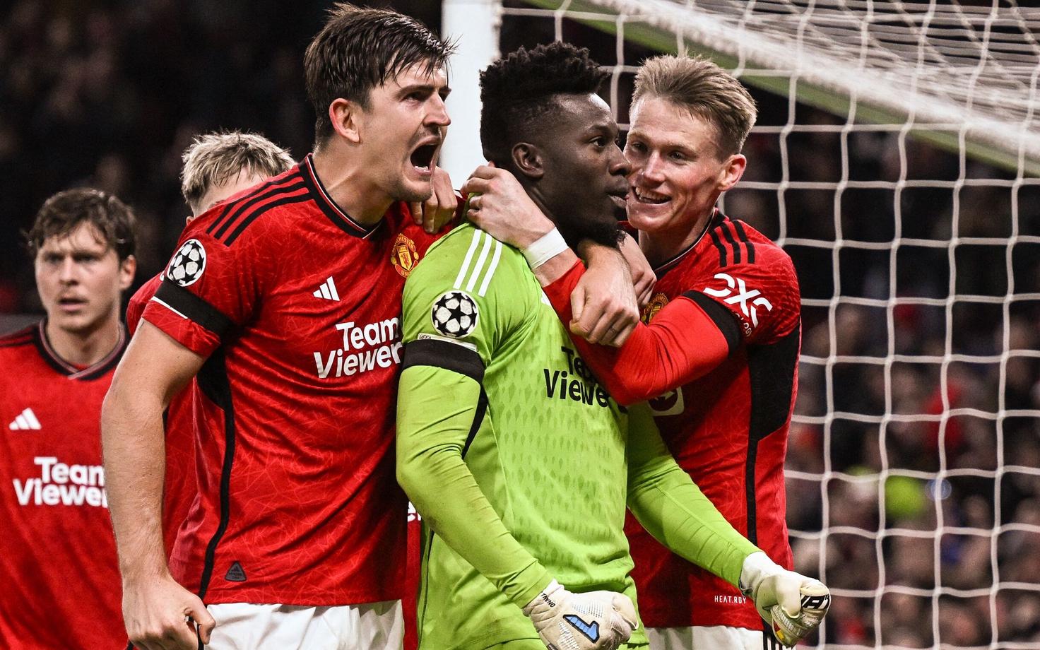 Harry Maguire (vasakul) tähistamas koos Andre Onanaga.