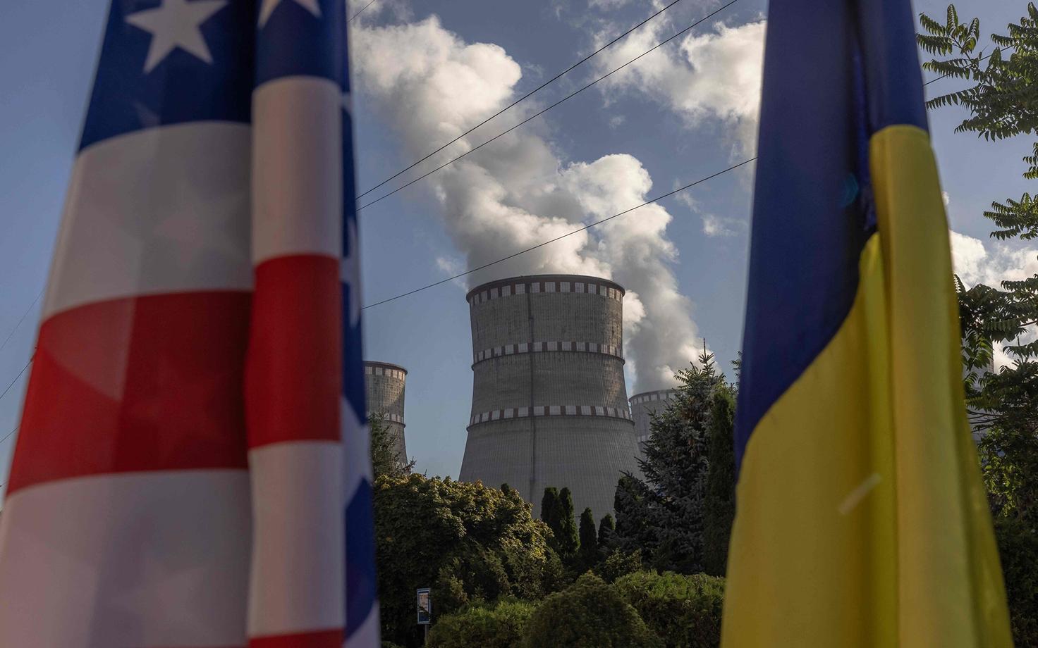 Флаги США и Украины на фоне АЭС в Украине.