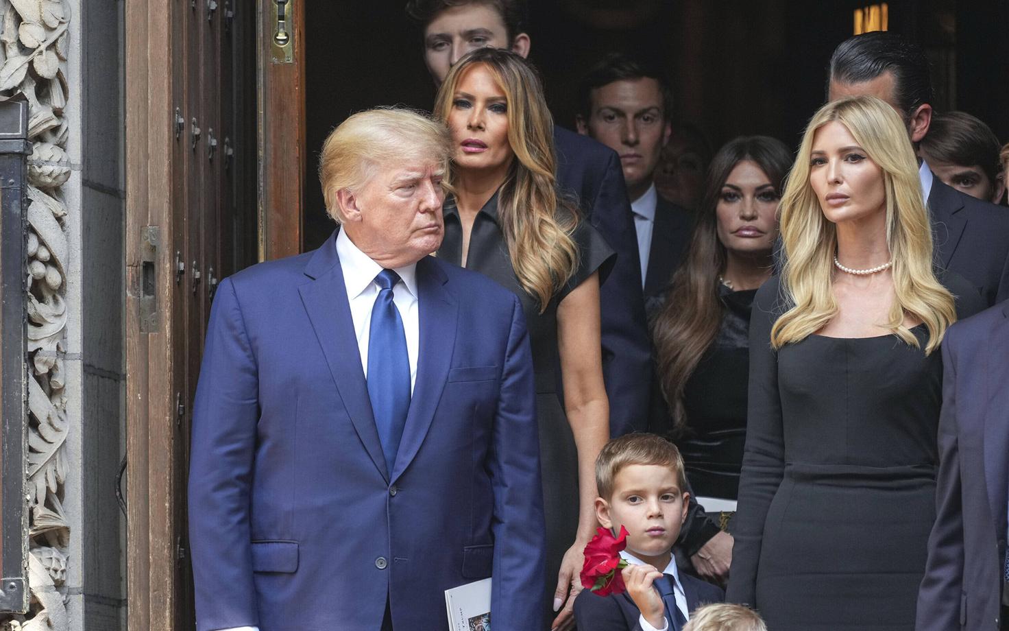 Trumpide pere. Esiplaanil Donald Trump ja Ivanka Trump.