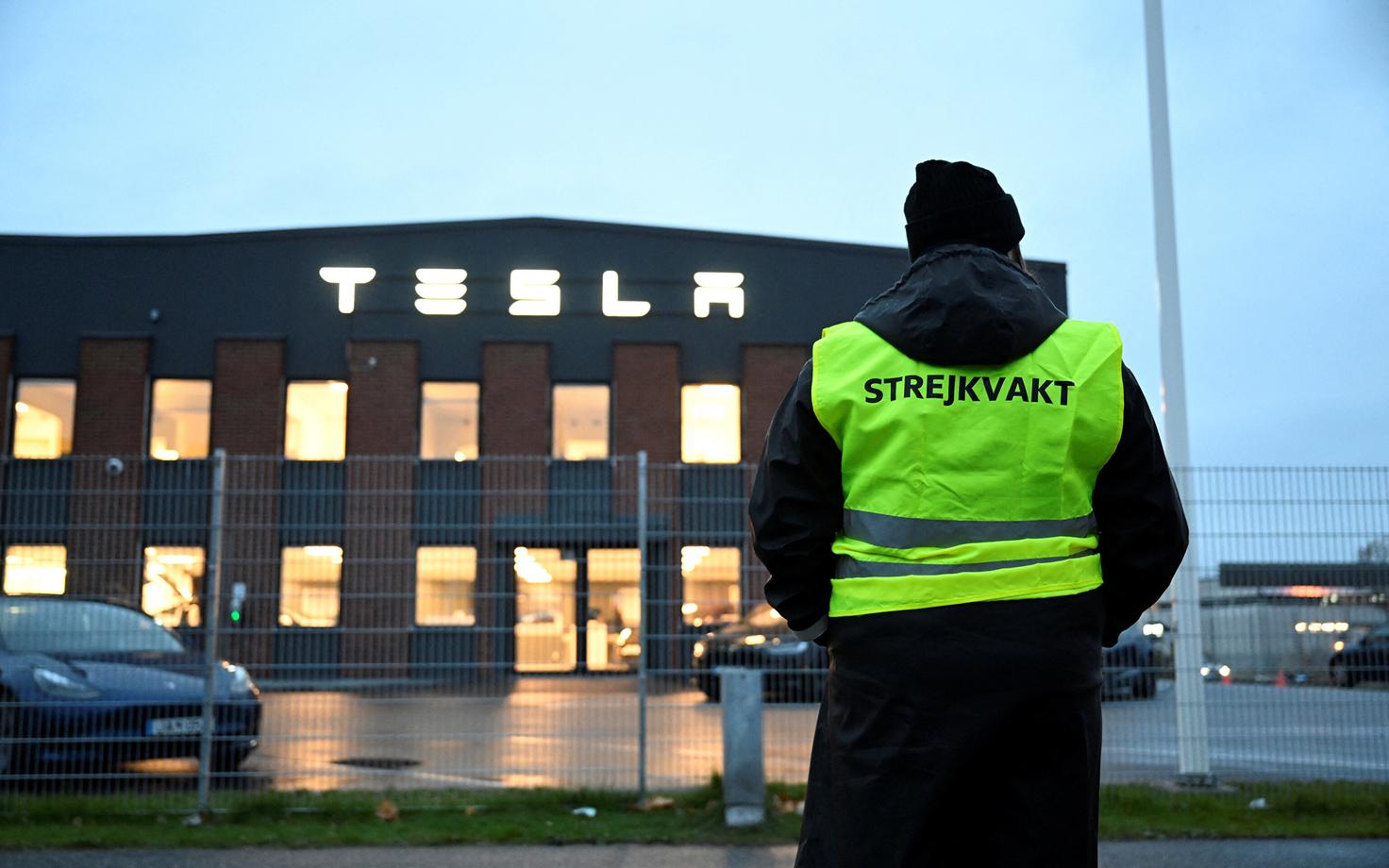 Streikiv töötaja Tesla Rootsi haru ees
