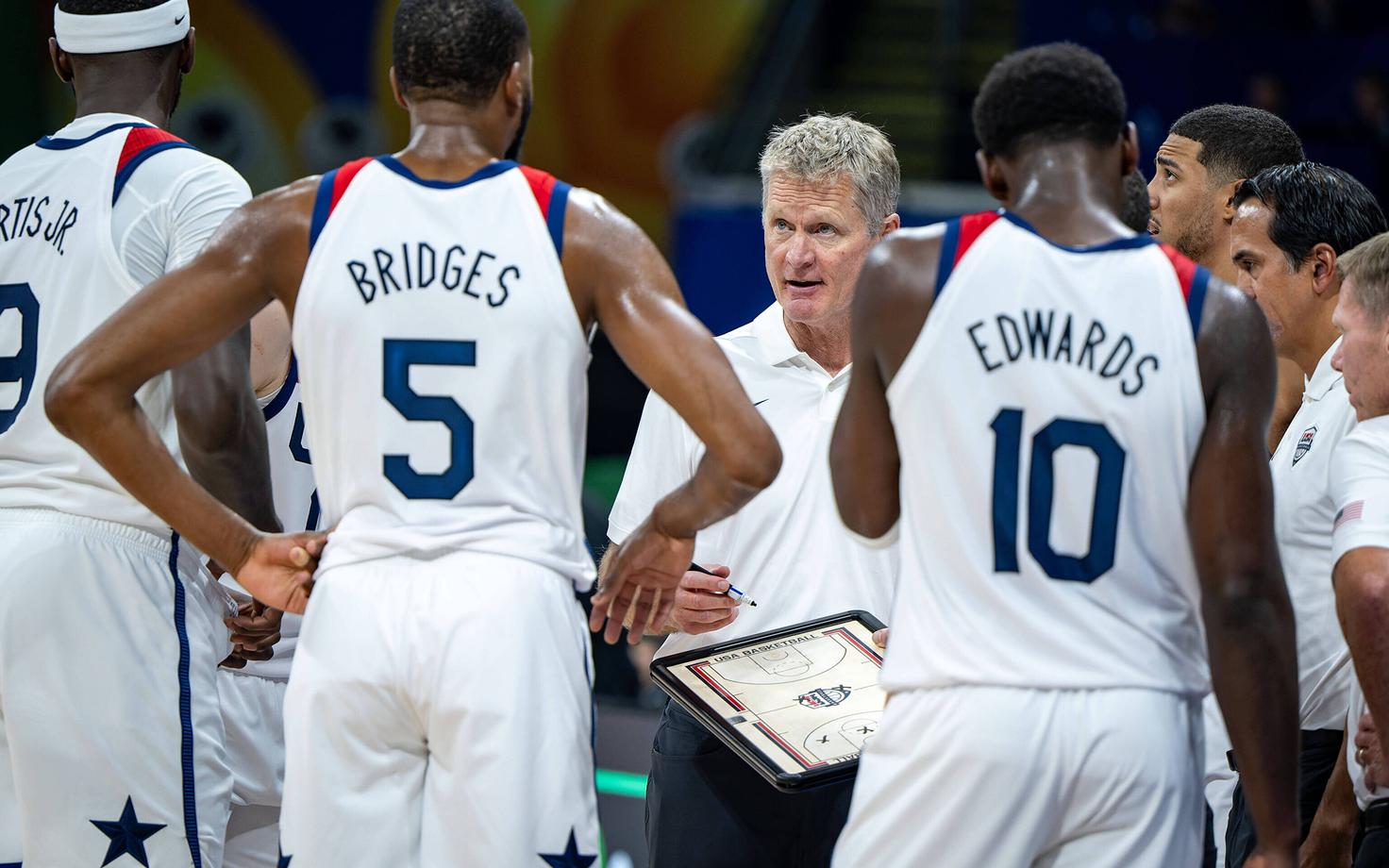 Suvel toimunud MM-il pidi USA koondis ja peatreener Steve Kerr (keskel) leppima neljanda kohaga