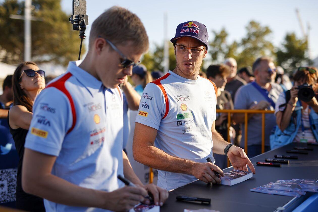 Ott Tänak (vasakul) ja Thierry Neuville mullu Kreeka rallil