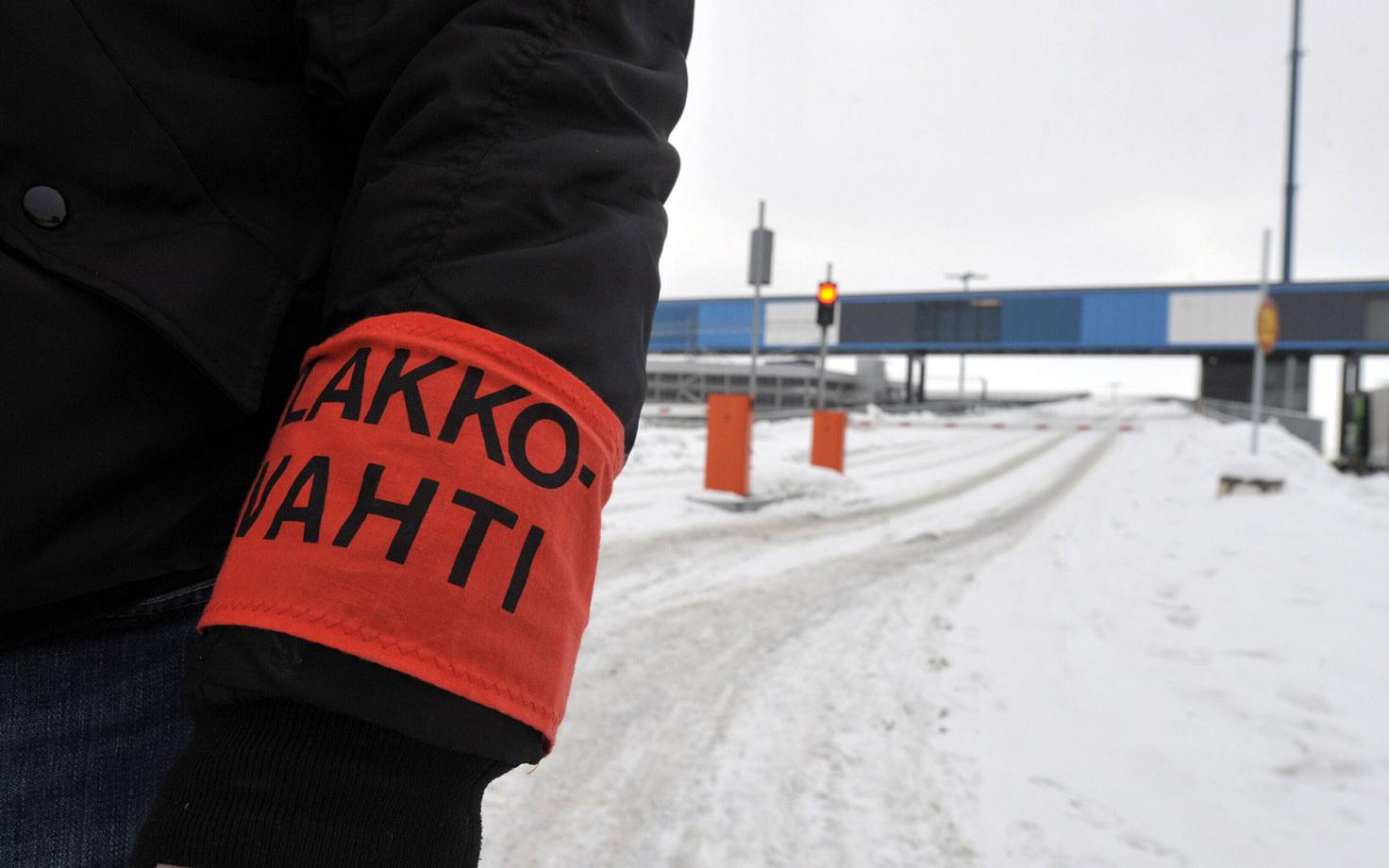 Представитель бастующих работников следит, чтобы никто не работал на объекте, на котором объявлена забастовка.