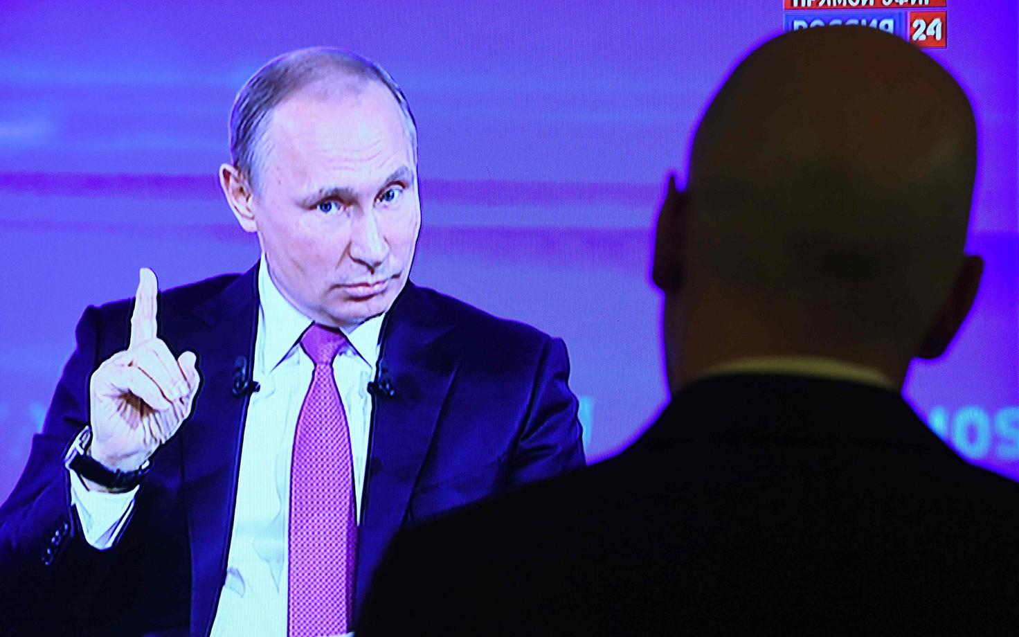 Владимир Путин отвечает на вопросы журналистов во время телемарафона в 2017 году.