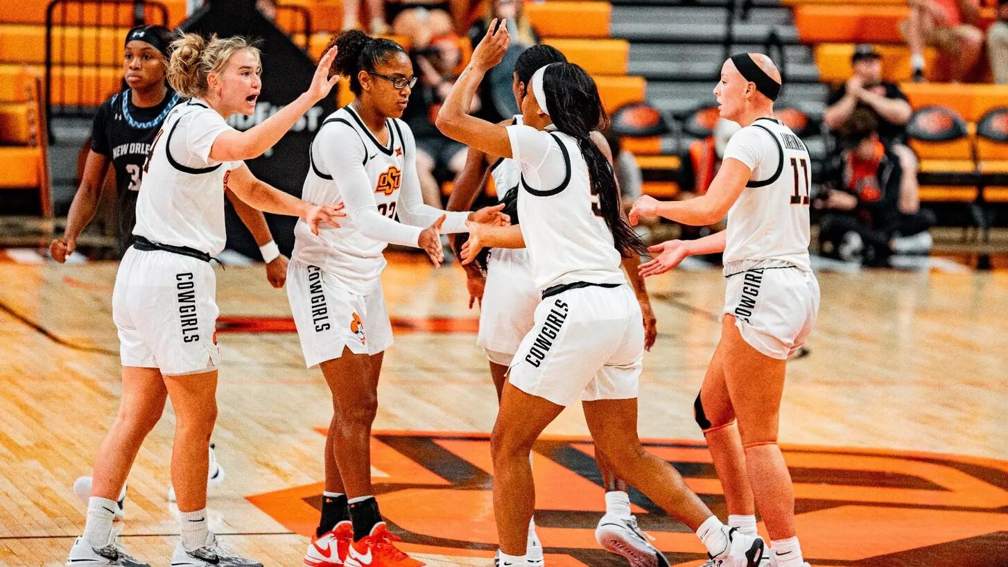 Anna Gret Asi (vasakul) ja Oklahoma State Cowgirls